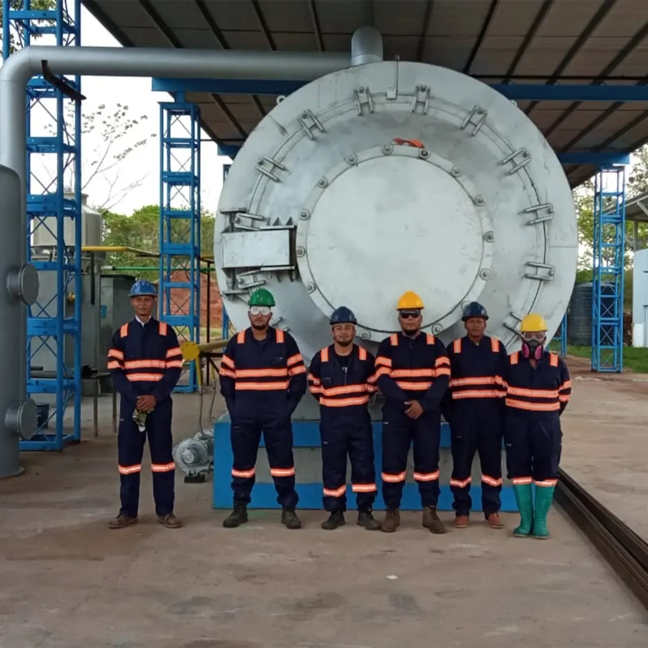Equipo de ACC frente al reactor de pirólisis en la planta de La Chorrera